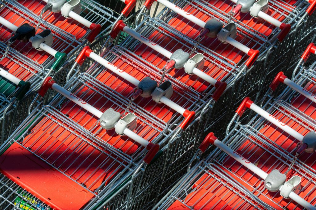 Retailers as Architects of Sustainable Consumerism: How Extended Producer Responsibility Reshapes Supply‑Chain Resilience and Carbon Footprints