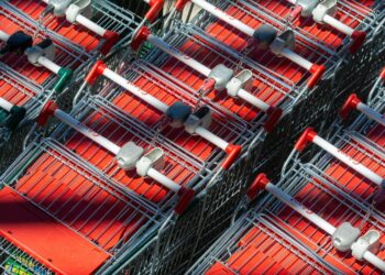 Retailers as Architects of Sustainable Consumerism: How Extended Producer Responsibility Reshapes Supply‑Chain Resilience and Carbon Footprints