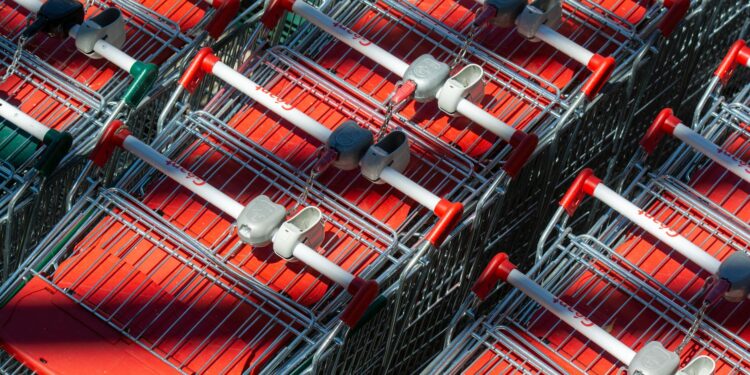 Retailers as Architects of Sustainable Consumerism: How Extended Producer Responsibility Reshapes Supply‑Chain Resilience and Carbon Footprints