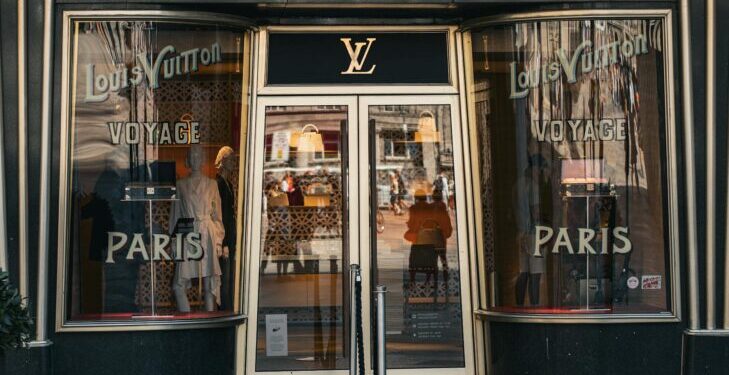 Sustainable Luxe: How Elite Consumers Are Re‑engineering Fashion’s Institutional Fabric