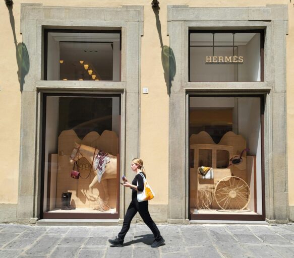 Sustainable Luxe: How Elite Consumers Are Re‑engineering Fashion’s Institutional Fabric