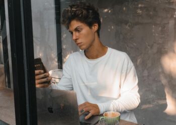 The Hidden Cost of Wi‑Fi Freedom: How Social Media Shapes Digital Nomads’ Mental Health