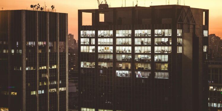 The Rise of Virtual Headquarters: How Hybrid Work Reshapes Talent Competition