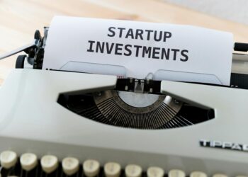 Accelerators in Overdrive: How Blind Capital and Over‑Scaled Expectations Reshape Entrepreneurial Power