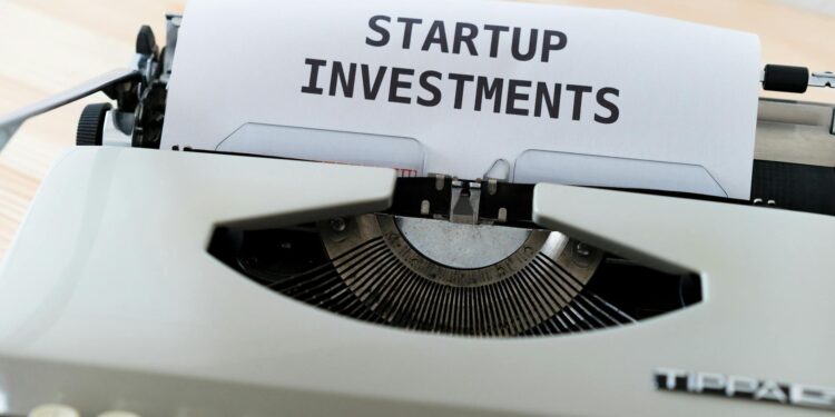 Accelerators in Overdrive: How Blind Capital and Over‑Scaled Expectations Reshape Entrepreneurial Power