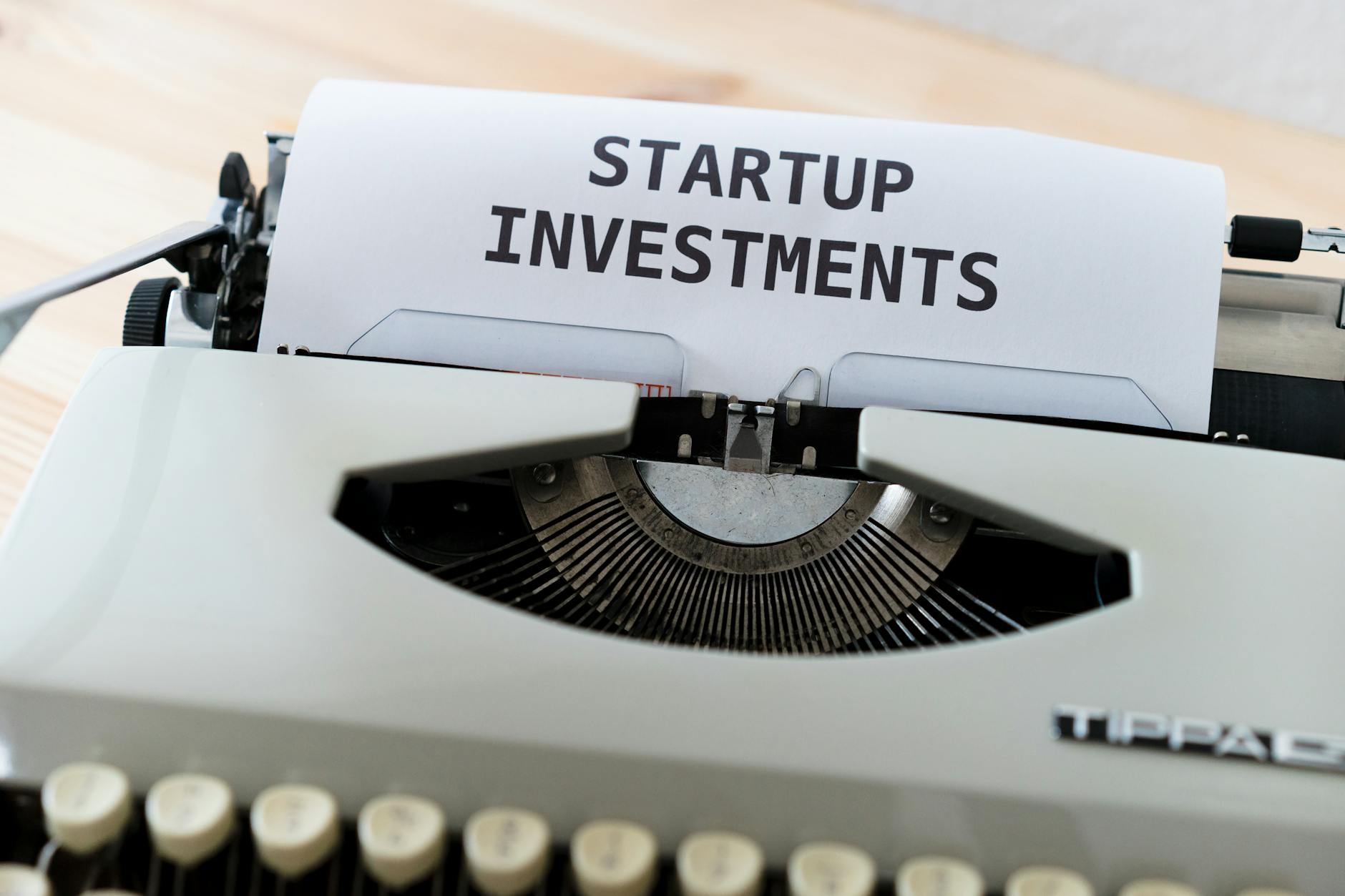 Accelerators in Overdrive: How Blind Capital and Over‑Scaled Expectations Reshape Entrepreneurial Power