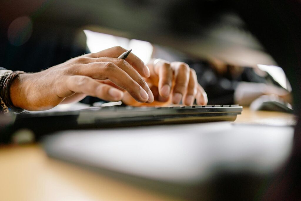AI Advances Prompt Surge in Entry-Level Job Displacement Concerns