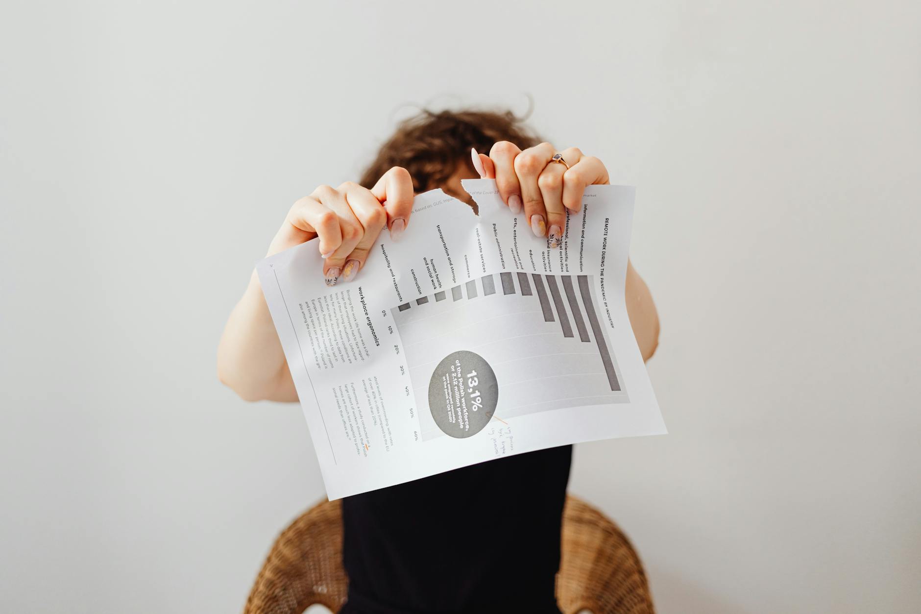 AI‑Emotion Analytics Reshapes Labor Power: Unequal Gains in the New Era of Emotional Metrics