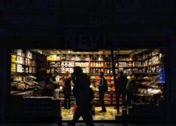 Augmented Reality Reshapes Retail Frontlines: Structural Shifts in Storefront Economics