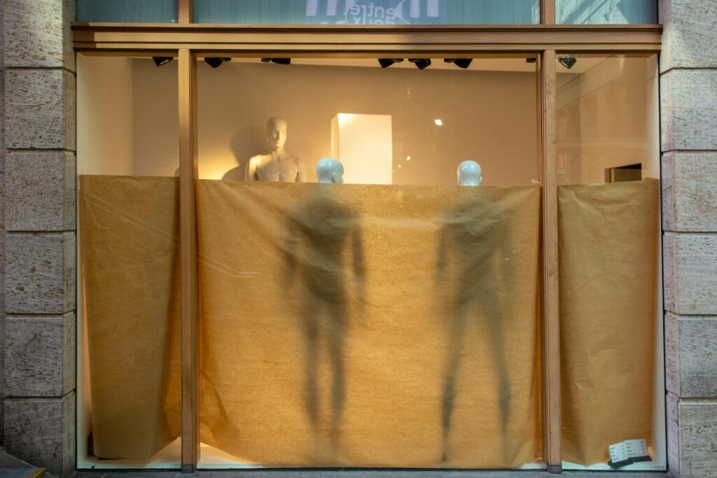 Augmented Reality Reshapes Retail Frontlines: Structural Shifts in Storefront Economics