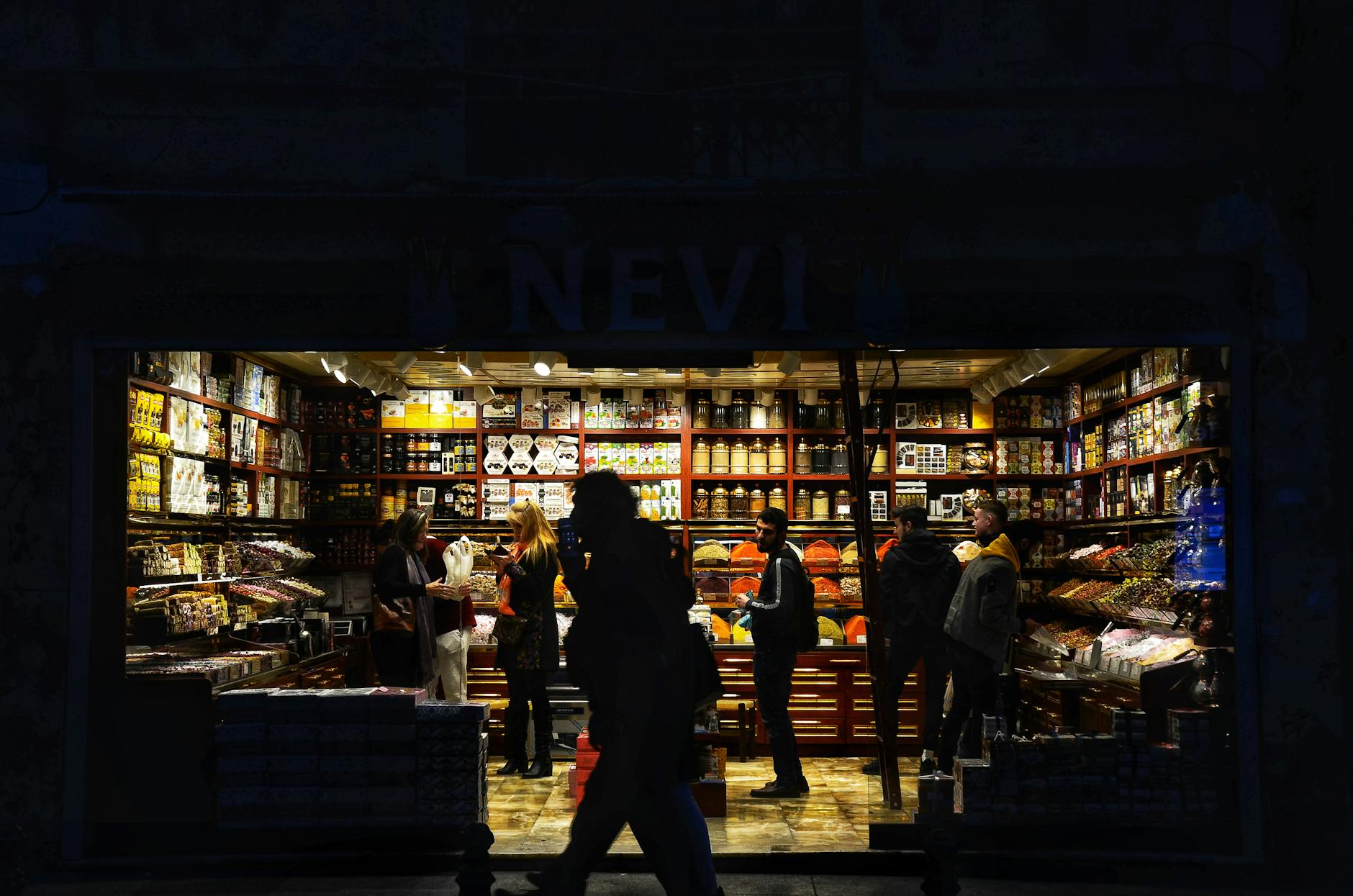 Augmented Reality Reshapes Retail Frontlines: Structural Shifts in Storefront Economics