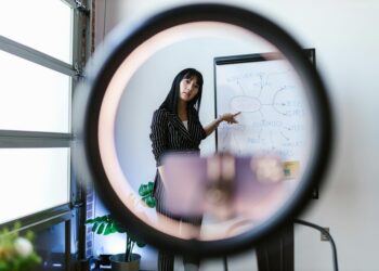 Co‑Creation Cooperatives: Redefining Freelance Livelihoods in a Post‑Gig Economy