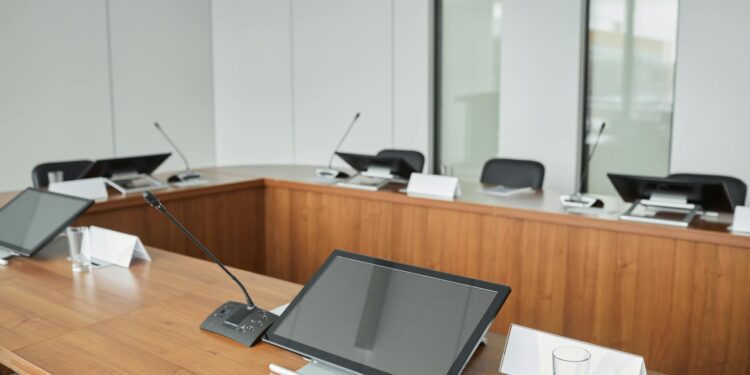 Crisis Leaders Redefine Institutional Power