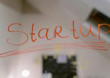 Identity as Engine: How Entrepreneurial Self‑Concept Shapes Scaling Trajectories in Today’s Startups