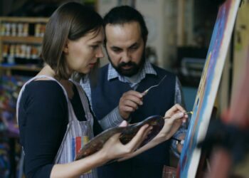 Leveraging Reverse Mentorship for Career Growth: 7 Evidence-Based Strategies