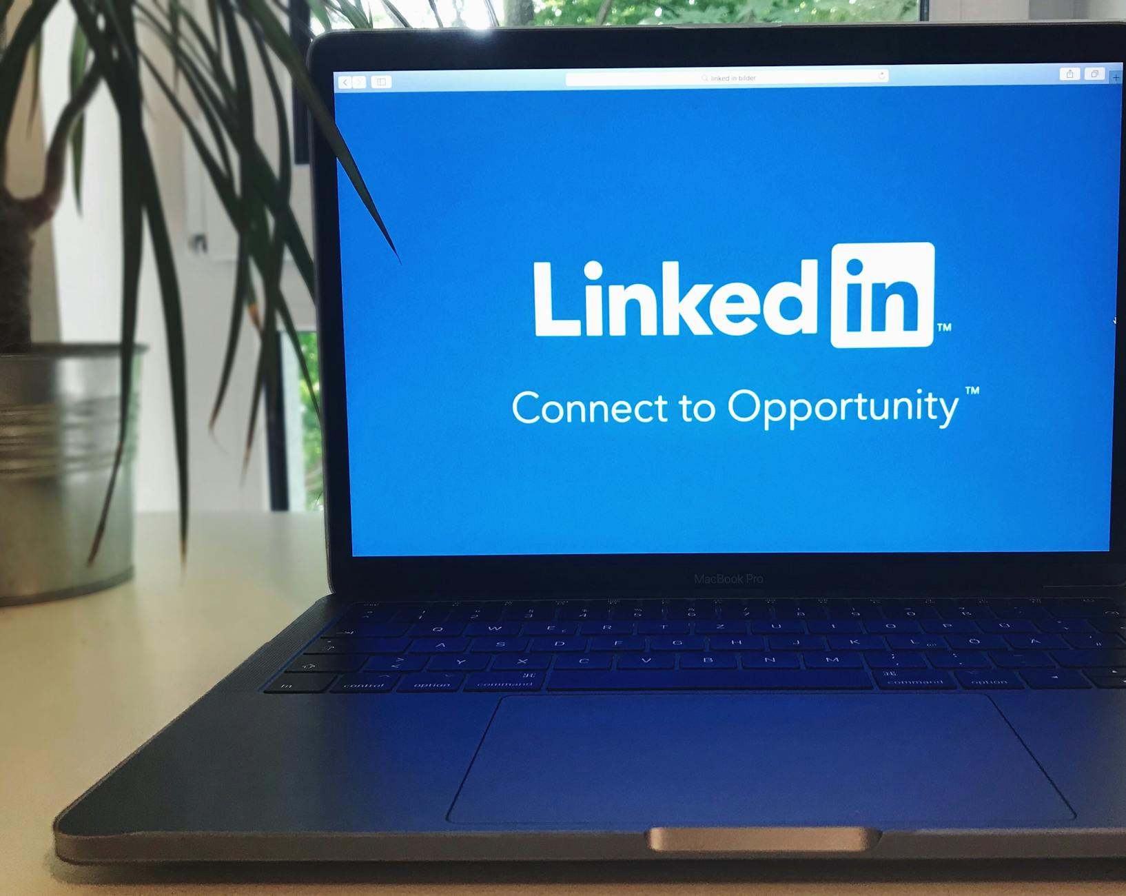 Optimizing Your LinkedIn Profile for Inbound Recruiting Messages: 10 Evidence-Based Strategies