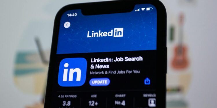 Optimizing Your LinkedIn Profile for Search Engine Visibility: 7 Actionable Tips