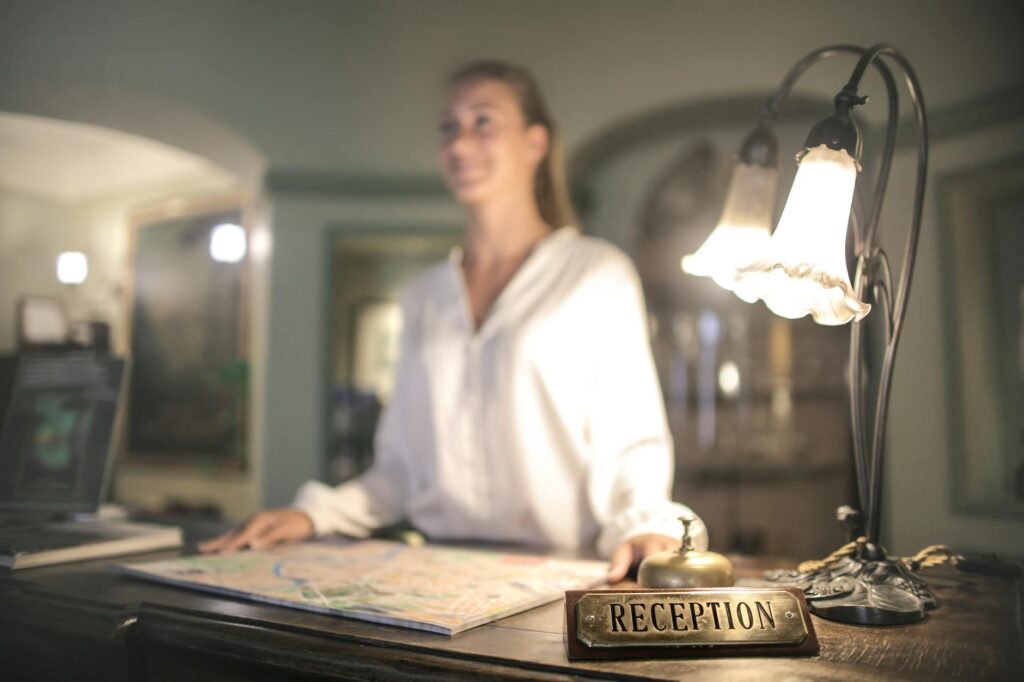 Service‑Design Thinking as the Institutional Engine Closing the Guest‑Employee Gap in Hospitality