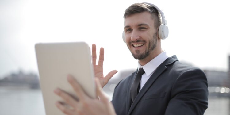7 Ways to Master the Art of Elevator Pitches for Virtual Meetings