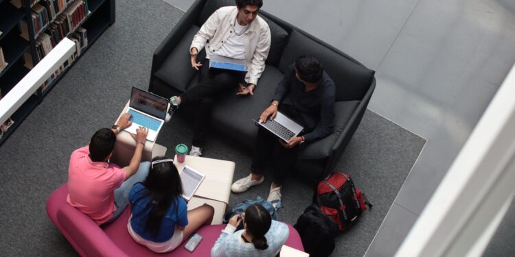 AI‑augmented mentorship reshapes higher‑education outcomes