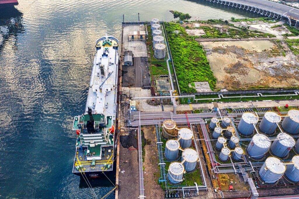 China Accelerates Construction of Strategic Oil Reserve Sites and Begins Drawing on Stockpiles