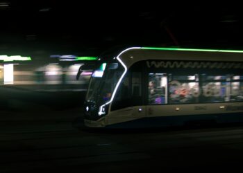 Commuting time reshapes career capital and wellbeing