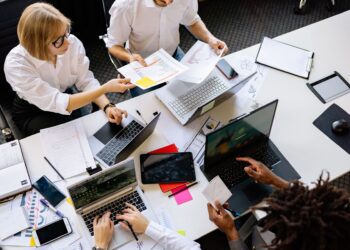 Digital hyper-individualism reshapes team dynamics