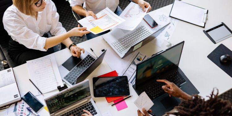 Digital hyper-individualism reshapes team dynamics