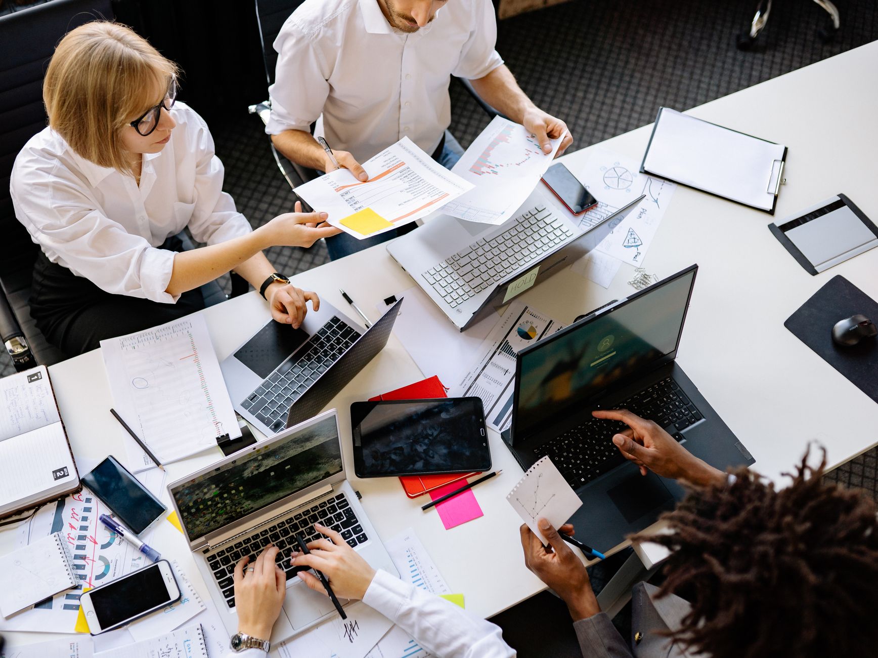 Digital hyper-individualism reshapes team dynamics