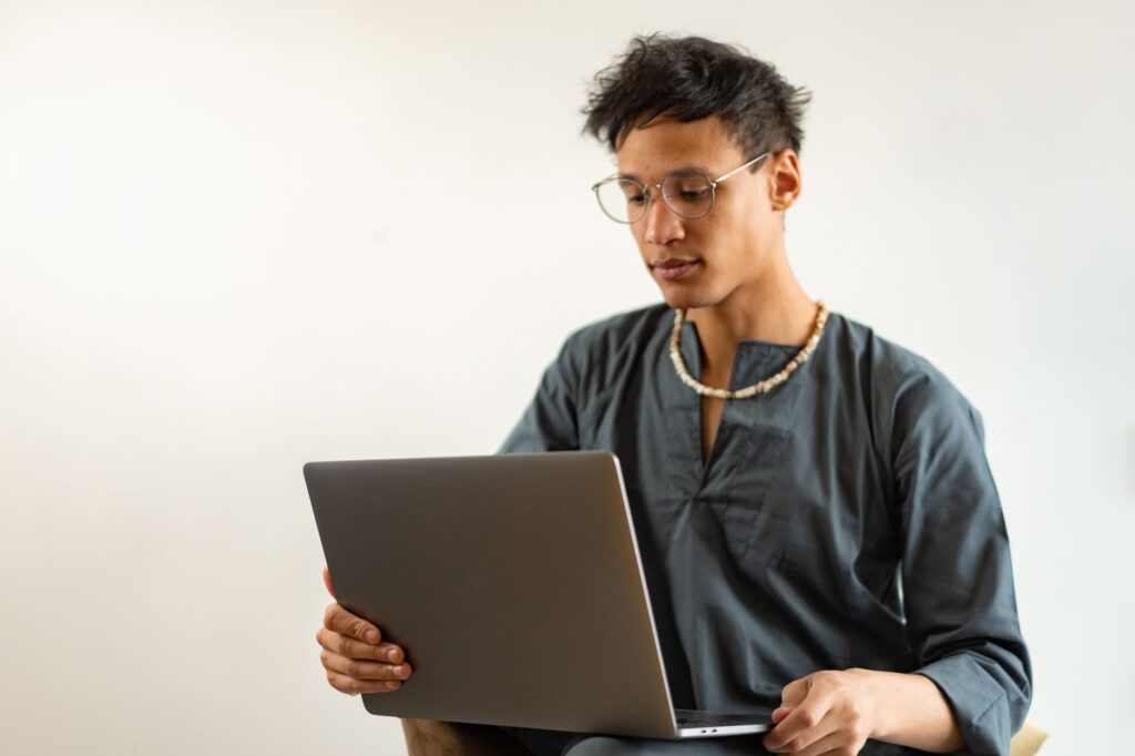 Digital nomadism heightens cognitive load, threatening performance
