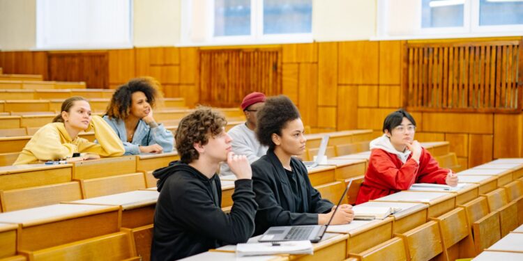 Micro‑learning reshapes career transitions at scale