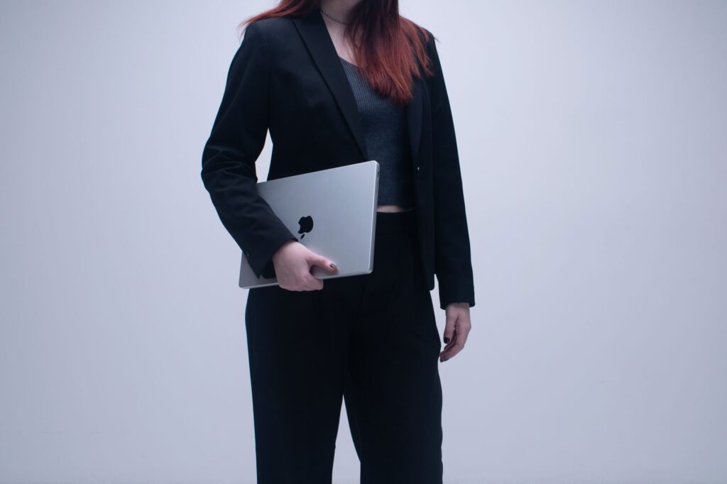 Resilience Drives Mid‑Career Growth Amid Structural Upheaval