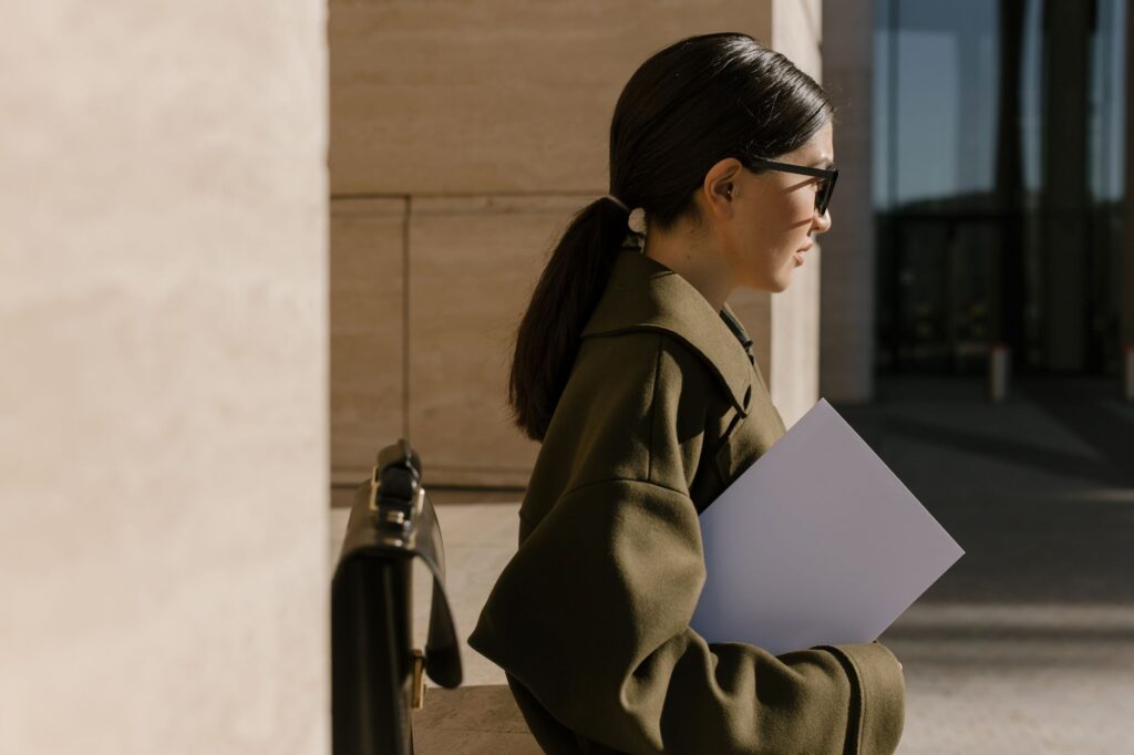 Resilience Drives Mid‑Career Growth Amid Structural Upheaval