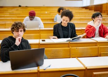 Universities Urged to Equip Graduates for Multiple Career Transitions Amid AI-Driven Job Market Shift