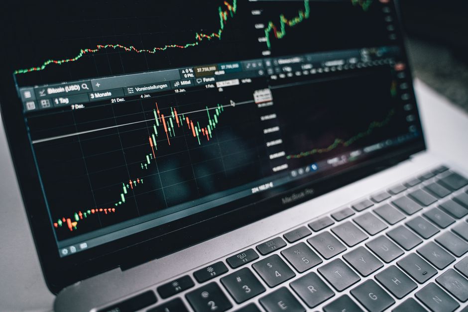 The Impact of IT Business Developments on Stock Valuations