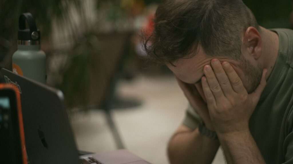 7 Contrarian Strategies to Mitigate Decision Fatigue in High-Stakes Work Situations