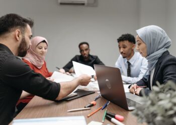 7 Ways to Shatter the Myth of One-Size-Fits-All Communication in Multilingual Teams