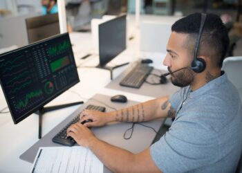 AI Accelerates Displacement of Entry‑Level Jobs While Some Sectors Remain Stable