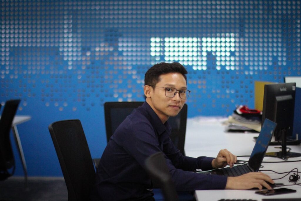 Decentralized Governance Boosts Labor Market Resilience