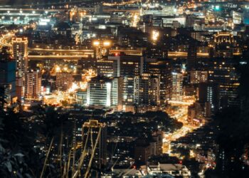 Embracing AI Disruption Boosts Worker Resilience