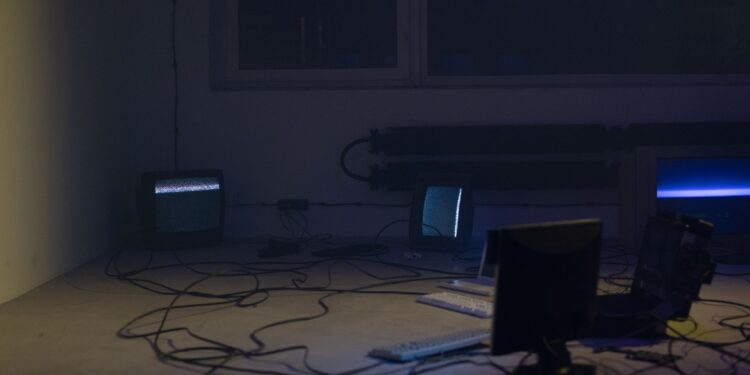 Emerging adults juggle tech‑driven classrooms and nostalgic ideals