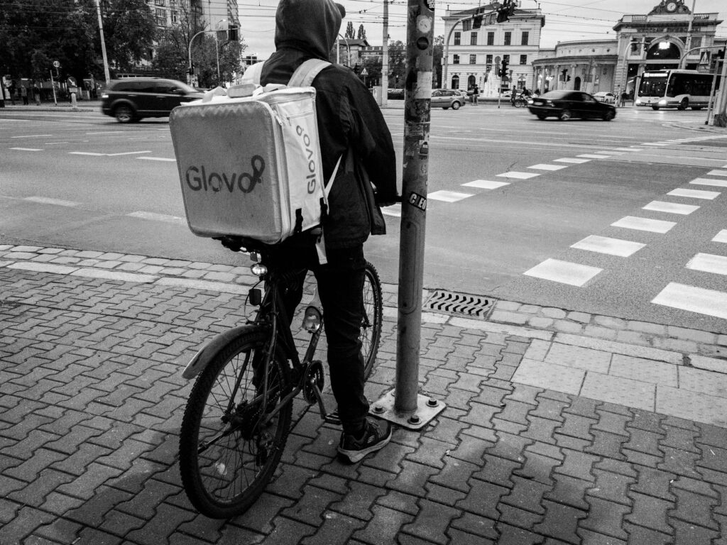 Global gig platforms reshape low‑income labor markets