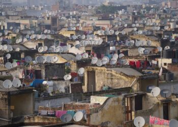 Government‑mandated digital literacy deepens low‑income inequities