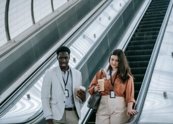 Micro‑Credentials Reshape Mid‑Career Upskilling Pathways