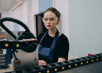 Micro‑specialization fuels career resilience amid automation