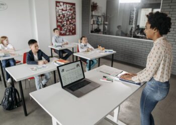 Narrative learning reshapes higher‑education outcomes