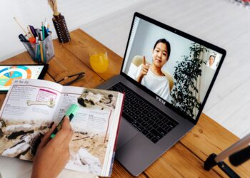 Online Course Enrollment Surges as AI Tools Expand Access, Prompting Institutional Shifts