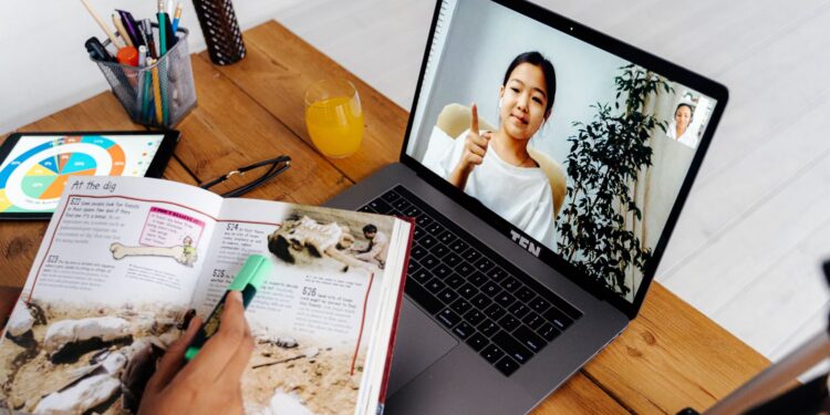 Online Course Enrollment Surges as AI Tools Expand Access, Prompting Institutional Shifts
