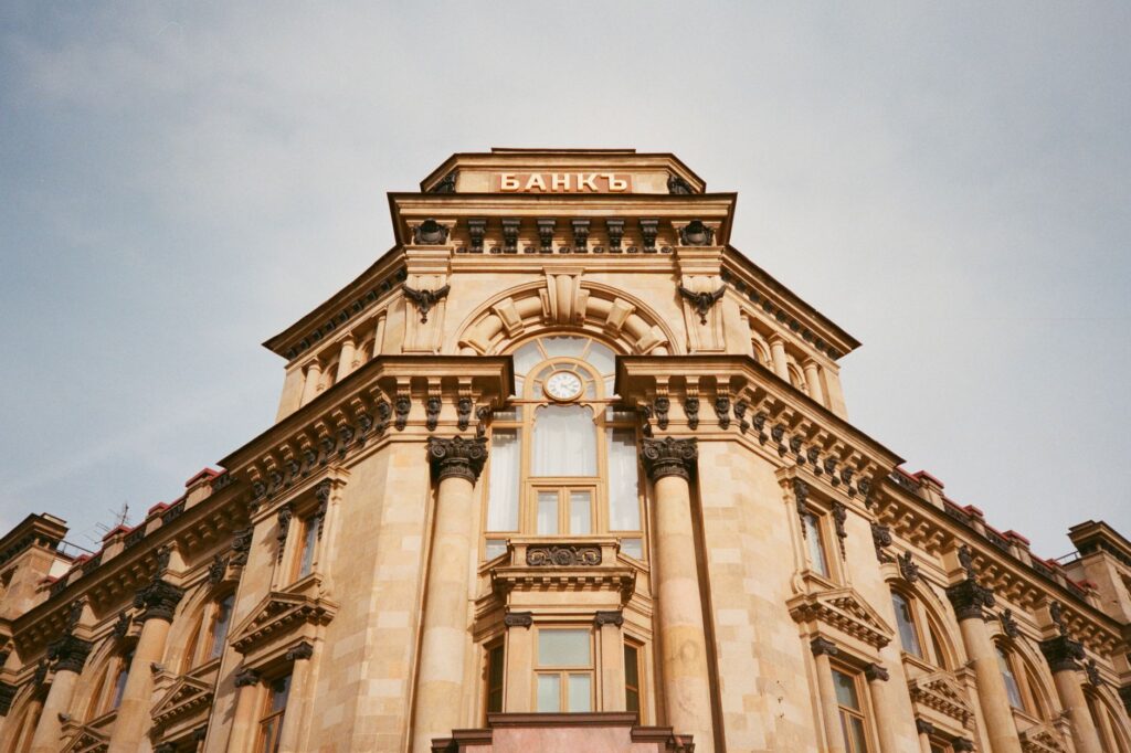 Russian Central Bank Lowers Benchmark Rate to 14% Amid Drone-Induced Inflation Spike