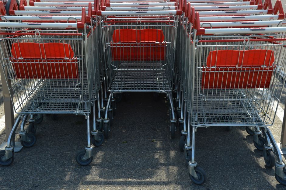 AI Shopping Trolleys Transform Retail Experience